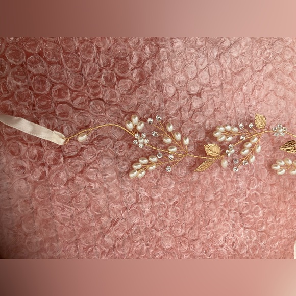 Wedding headpiece with crystals, pearls, and gold embellishments. - Picture 4 of 7